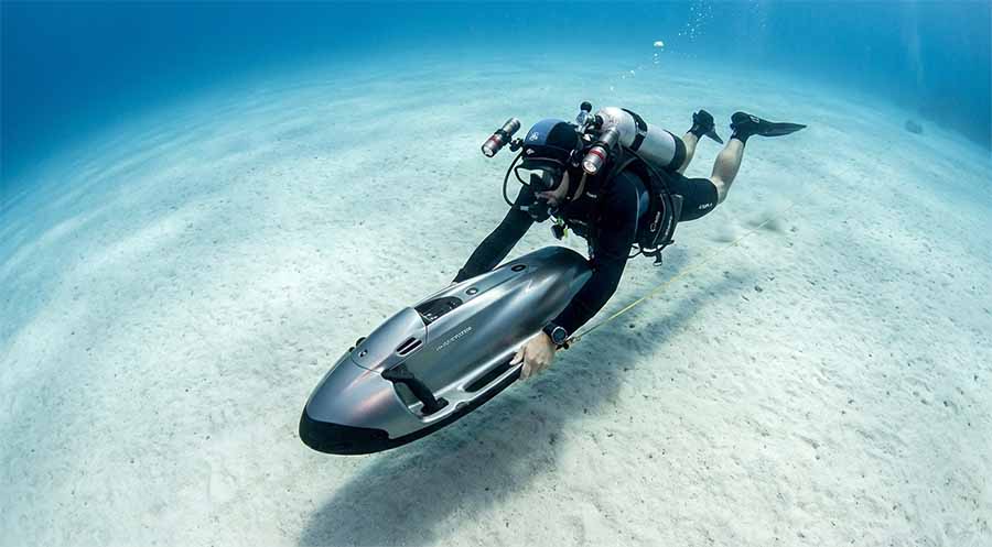 diver-with-underwater-scooter